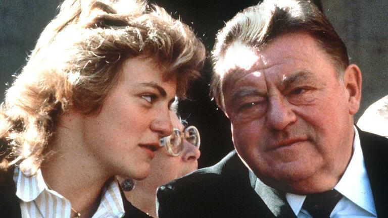 Copy%20of%209173197.tif       -  Monika Hohlmeier mit ihrem Vater, dem ehemaligen bayerischen Ministerpräsidenten Franz Josef Strauß. Das Foto entstand 1985.