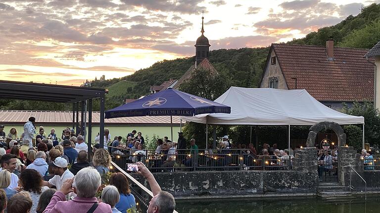 Idyllisch beleuchtet war der Anger in Engenthal am Abend.       -  Idyllisch beleuchtet war der Anger in Engenthal am Abend.