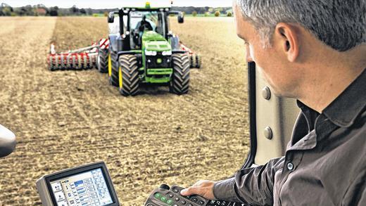 High-Tech auf dem Acker: Ferngesteuert via Satellit und Internet können Traktoren und Erntemaschinen zentimetergenau manövriert werden. Der Landwirt behält das Display im Auge und wird zum Fahrgast auf dem eigenen Traktor.