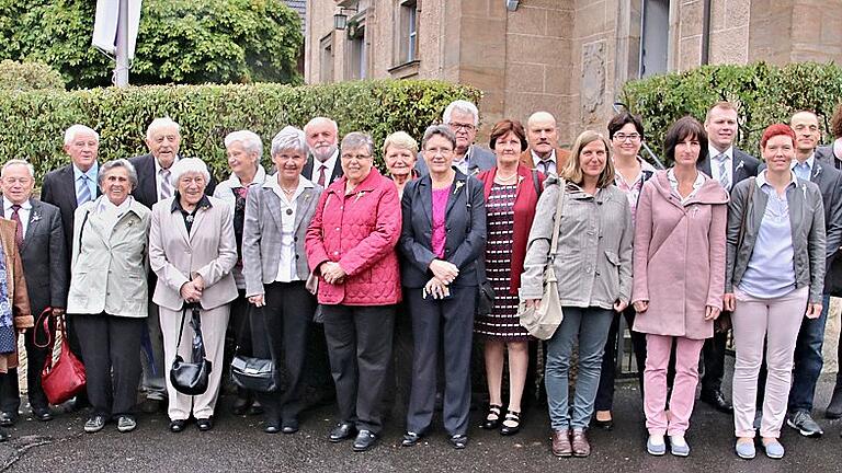 Jubelkonfirmanden feierten in Hafenpreppach - 23 von 25 gemeldeten Frauen und Männer feierten am Sonntag in Hafenpreppach ihre Jubelkonfirmation mit Pfarrer Stefan Köttig. Die Jubilare waren vor 25, 50, 60, 65 und 70 Jahren erstmals zur Konfirmation gegangen. Silberne Konfirmation feierten: Sonja Dünisch, Kerstin Deubner (geb. Hofmann), Manja Mehner, Kerstin Geuß (Neubauer), Antje Schmidt, Marion Schneider (Nester), Stephan Schoregge und Ralf Schramm. Zur Goldenen Konfirmation gingen: Erika Hofmann (Denninger), Emmi Berwind (Ebermann), Karin Hager (Pressel), Herta Andritschke (Vogel), Edgar Meder, Eberhard Vogel und Karin Bennmann. Diamantene Konfirmation begingen: Gerhard Gagel und Karin Schneeweiß. Das Fest der Eiserne Konfirmation feierten: Artur Kaupert, Helmut Koch, Gerda Schmidt (Boseckert), Erika Pilsberger (Dötschel) und Dietmar Schneeweiß. Zur Gnadenkonfirmation waren Gottfried Schmidt, Ida Höhn (Herr) und Inge Fleischmann (Pressel) gekommen. Jubelkonfirmanden feierten in Hafenpreppach - 23 von 25 gemeldeten Frauen und Männer feierten am Sonntag in Hafenpreppach ihre Jubelkonfirmation mit Pfarrer Stefan Köttig. Die Jubilare waren vor 25, 50, 60, 65 und 70 Jahren erstmals zur Konfirmation gegangen. Silberne Konfirmation feierten: Sonja Dünisch, Kerstin Deubner (geb. Hofmann), Manja Mehner, Kerstin Geuß (Neubauer), Antje Schmidt, Marion Schneider (Nester), Stephan Schoregge und Ralf Schramm. Zur Goldenen Konfirmation gingen: Erika Hofmann (Denninger), Emmi Berwind (Ebermann), Karin Hager (Pressel), Herta Andritschke (Vogel), Edgar Meder, Eberhard Vogel und Karin Bennmann. Diamantene Konfirmation begingen: Gerhard Gagel und Karin Schneeweiß. Das Fest der Eiserne Konfirmation feierten: Artur Kaupert, Helmut Koch, Gerda Schmidt (Boseckert), Erika Pilsberger (Dötschel) und Dietmar Schneeweiß. Zur Gnadenkonfirmation waren Gottfried Schmidt, Ida Höhn (Herr) und Inge Fleischmann (Pressel) gekommen.
