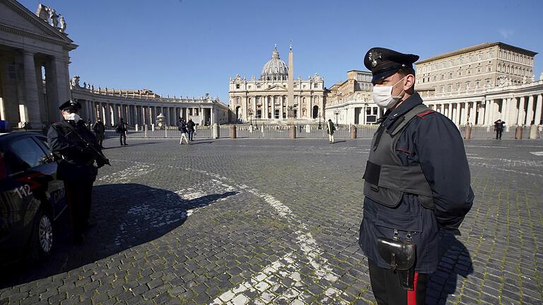 Auf dem Petersplatz in Rom stehen Carabinieri statt Touristen.