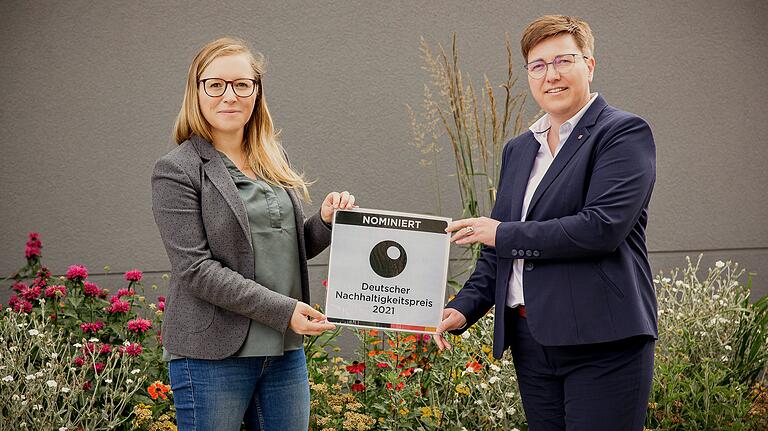 Auch wenn es nicht Platz 1 wurde: Bürgermeisterin Birgit Erb (rechts) und Kathrin Scholz, Beauftragte für Bildung für nachhaltige Entwicklung im Markt Oberelsbach, freuen sich über den Erfolg der Bewerbung.