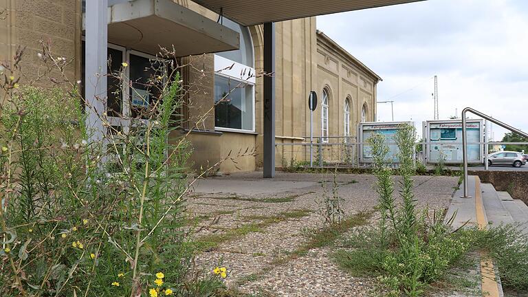 So sah noch im August 2020 der Haupteingang des Kitzinger Bahnhofs aus: Das Unkraut wucherte und das Empfangsgebäude stand lange leer. So sah noch im August 2020 der Haupteingang des Kitzinger Bahnhofs aus: Das Unkraut wucherte und das Empfangsgebäude stand lange leer.