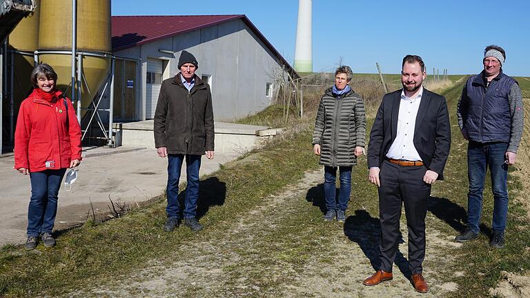 Kreisbäuerin Anette vom Berg-Erbar, Kreisobmann Alois Kraus, Gudrun Paul, Markus Hümpfer und und Günter Paul (von links) bei der Besichtigung des landwirtschaftlichen Betriebs der Familie Paul.