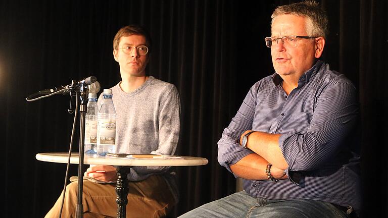 DGB-Bundesvorstandssekretär Konrad Klingenburg (rechts) debattiert mit DGB-Kreisverbandsvorsitzenden Martin Schmidl und den Gästen in der Disharmonie über Kriege und Konflikte.