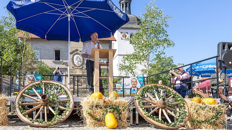 Freie-Wähler-Chef Hubert Aiwanger bei seiner Rede auf dem Dorfplatz in Wustviel.