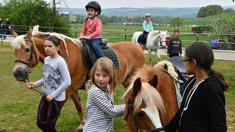 Das Ponyreiten gehört inzwischen fest zum Hoffest in Querbachshof, das auch in diesem Jahr wieder am 1. Mai ab 11 Uhr stattfindet.