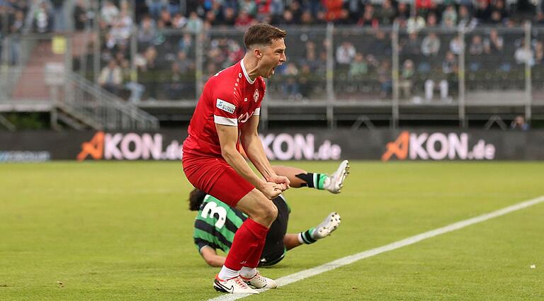 Pure Leidenschaft: Kickers-Spieler Tim Kraus bejubelt vor dem Kickers-Fanblock eine gelungene Grätsche an der Außenlinie.