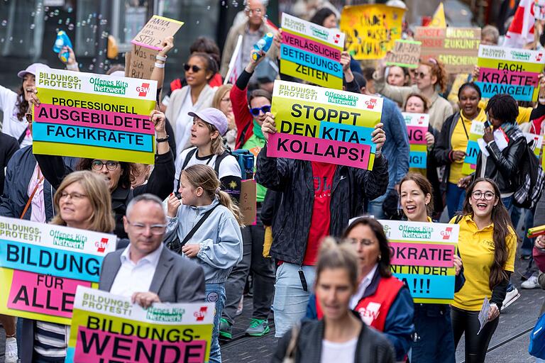 Der Fachkräftemangel treffe auch die Kitas hart. 300.000 Erzieherinnen und Erzieher würden laut einer Sprecherin fehlen.&nbsp;