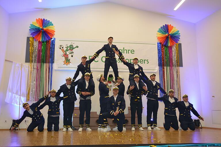 Das Männerballett des FC Grasshoppers riss das Publikum beim Auftritt am Faschingsabend in Urspringen mit. Das Männerballett des FC Grasshoppers riss das Publikum beim Auftritt am Faschingsabend in Urspringen mit.