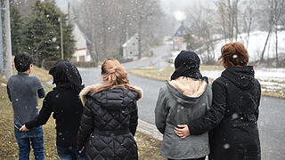 Rechenberg-Bienenmühle       -  Flüchtlinge stehen am 20.02.2016 in Clausnitz, ein Ortsteil von Rechenberg-Bienenmühle (Sachsen) vor ihrer Unterkunft.