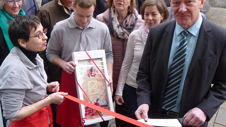 Neueröffnung Metzgerei Eisenhauer - Das Messer ist gewetzt - um das rote Eröffnungsband zu durchtrennen. Diese Aufgabe übernimmt Ochsenfurts Bürgermeister Peter Juks. Neueröffnung Metzgerei Eisenhauer - Das Messer ist gewetzt - um das rote Eröffnungsband zu durchtrennen. Diese Aufgabe übernimmt Ochsenfurts Bürgermeister Peter Juks.