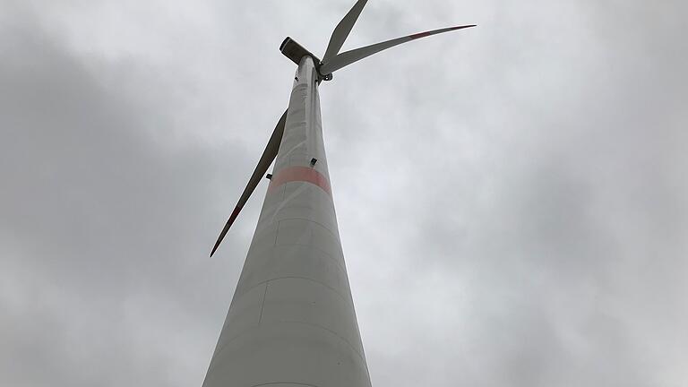 Bei Montagearbeiten an dieser Windkraftanlage im Windpark Obbach ist ein Getriebeschlauch gerissen und Öl ausgetreten.