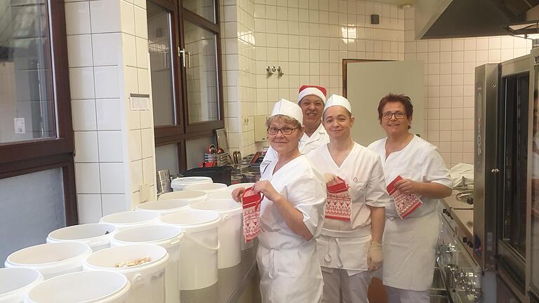 Vier von fünf Küchenkräften beim Plätzchen-Säckchen packen (von links): Ljudmila Stehle, Patricia Gianni, Isabella Paroci und Margot Fredrich, es fehlt Birgit Ringelmann.