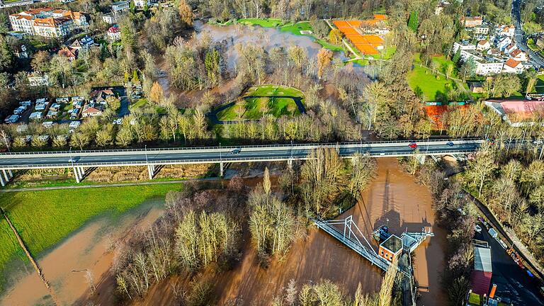 Drohnenaufnahme am 3. Januar 2024 über der Südbrücke in Bad Kissingen.