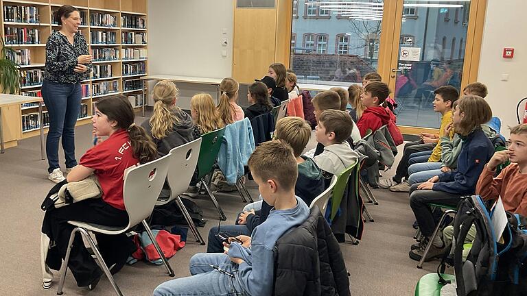 Susanne Wunderlich gibt einen ersten Überblick zu den 25.000 Medien der Stadtbibliothek.