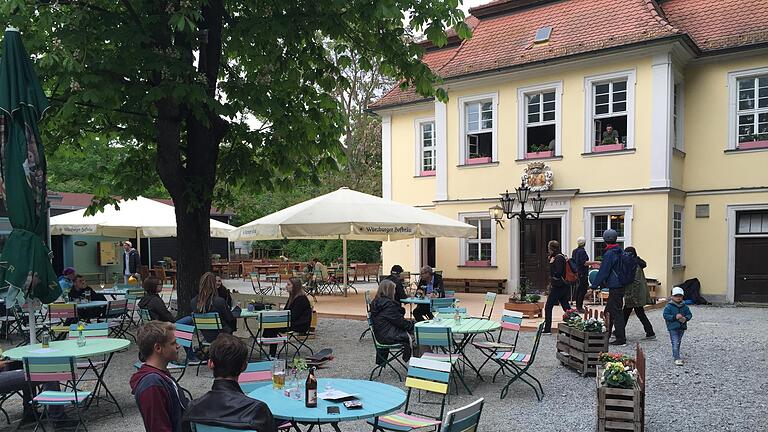 „Dornheim“ eröffnet: Neustart im Talavera-Schlösschen       -  In der neu eröffneten „Waldschenke Dornheim“ kann drinnen und draußen gegessen, getrunken und gefeiert werden.