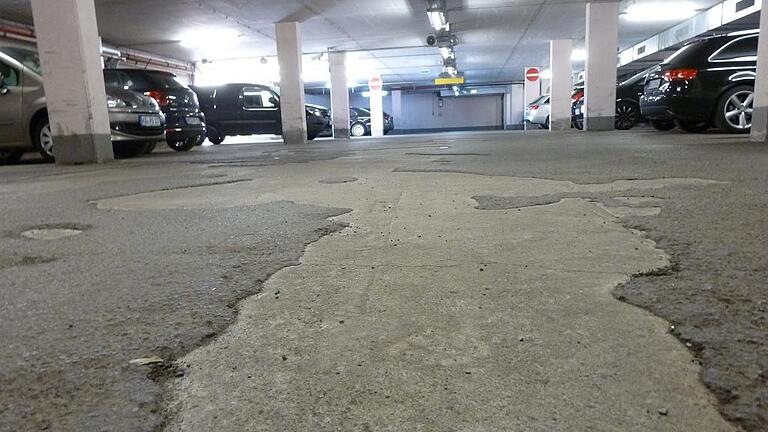 Zerfurchter Belag: Streusalz hat den Boden der Altstadtparkgarage zerfressen. Im Sommer 2018 könnte eine Sanierung in Angriff genommen werden. Zerfurchter Belag: Streusalz hat den Boden der Altstadtparkgarage zerfressen. Im Sommer 2018 könnte eine Sanierung in Angriff genommen werden.