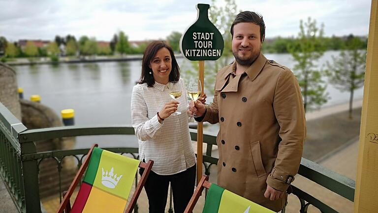 Tourismuschefin Vanessa Feineis und Frank Gimperlein, Vorsitzender des Stadtmarketingvereins, stoßen auf das neue Mainfestival an. Tourismuschefin Vanessa Feineis und Frank Gimperlein, Vorsitzender des Stadtmarketingvereins, stoßen auf das neue Mainfestival an.