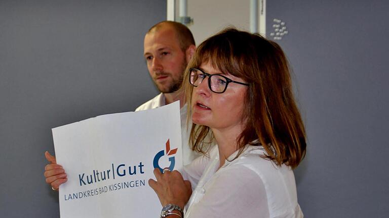 Felix Gantner und Cordula Kuhlmann präsentieren das Logo des Kulturprojekts, das Künstler im Landkreis zusammenbringen soll.Werner Vogel       -  Felix Gantner und Cordula Kuhlmann präsentieren das Logo des Kulturprojekts, das Künstler im Landkreis zusammenbringen soll.Werner Vogel