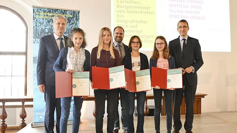 Überreichung des Förderpreises beim Geschichtswettbewerb des Bundespräsidenten: Die Preisträgerinnen aus Münnerstadt (Hanna Lommel, Matilda Spieß, Selma Gaiser, Rebekka Möbus) und ihr Tutor Daniel Karch. Links im Bild Ministerialdirektor Herbert Püls vom Kulturministerium, rechts Thomas Paulsen von der Körber-Stiftung. Foto: Körber-Stiftung/ Susanne Hesping       -  Überreichung des Förderpreises beim Geschichtswettbewerb des Bundespräsidenten: Die Preisträgerinnen aus Münnerstadt (Hanna Lommel, Matilda Spieß, Selma Gaiser, Rebekka Möbus) und ihr Tutor Daniel Karch. Links im Bild Ministerialdirektor Herbert Püls vom Kulturministerium, rechts Thomas Paulsen von der Körber-Stiftung. Foto: Körber-Stiftung/ Susanne Hesping