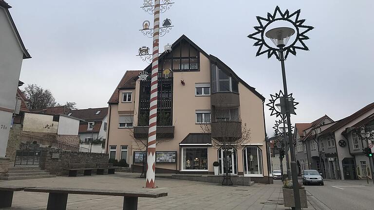 Auf dem Höchberger Marktplatz findet jeden Freitag ein Wochenmarkt statt. Doch offenbar nehmen dies nur wenige Höchberger wahr. Das soll nun anders werden.