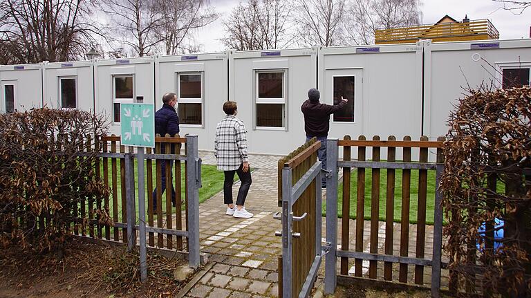 Direkt im Anschluss an den Außenbereich des bestehenden Kindergartens schließt sich der Spielbereich der neuen Kinderkrippe an. Der Eingang in das Container-Gebäude befindet sich auf der gegenüberliegenden Seite.&nbsp;