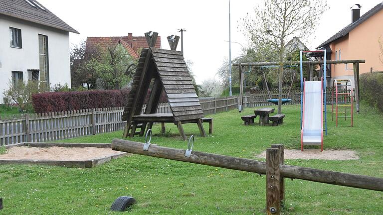 Der Spielplatz von Eußenhausen ist zu klein und soll daher neben den Friedhof verlegt werden.