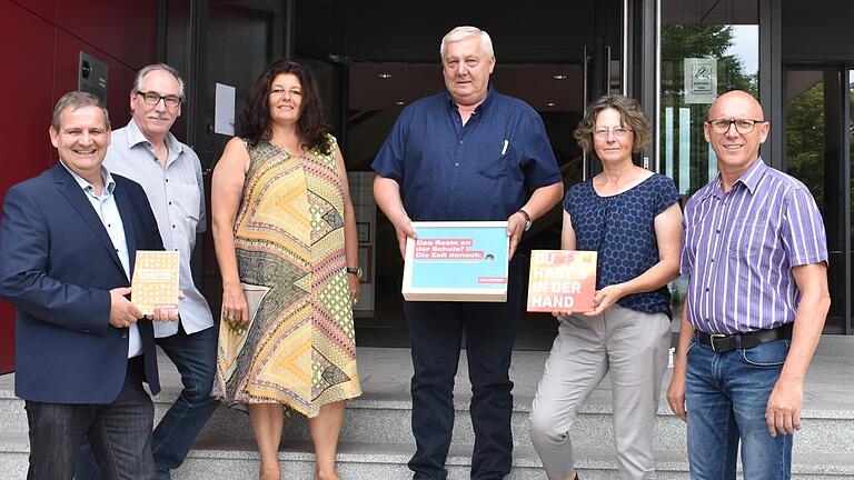 Sie möchten Ausbildungssuchende ermutigen, ihr Glück im Handwerk zu finden (von links): Michael Wimmel (Leiter Berufsschule Bad Neustadt), Ullrich Amthor (stellvertretender Kreishandwerksmeister Bad Kissingen), Ulrike Lochner (Kreishandwerksmeisterin Bad Kissingen), Bruno Werner (Kreishandwerksmeister Rhön-Grabfeld), Karin Maywald (Leiterin Berufsschule Bad Kissingen) und Klaus Engelmann (stellvertretender Kreishandwerksmeister Rhön-Grabfeld).