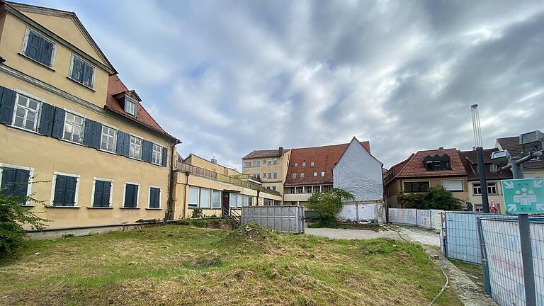 Bis 2029 soll an dieser Stelle am Martin-Luther-Platz nun das lange geplante Kulturforum entstehen und die Alte Reichsvogtei (Bildmitte), das Stadtschreiberhaus (links) und das nicht im Bild zu sehende Alte Gymnasium saniert werden.