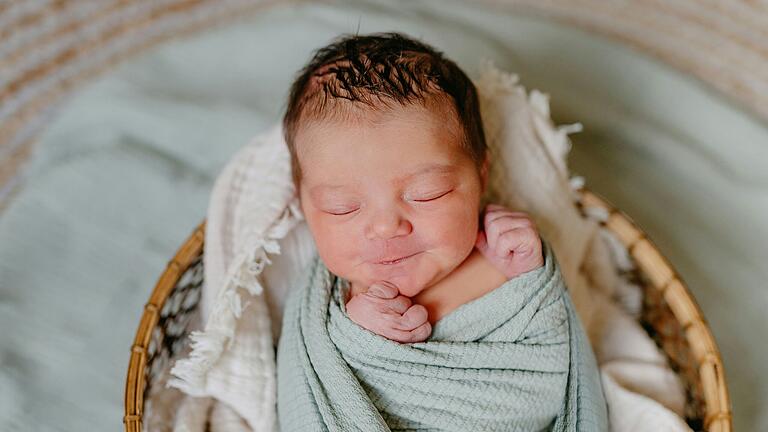 Baby Klara lächelt in sich hinein. Baby Klara lächelt in sich hinein.