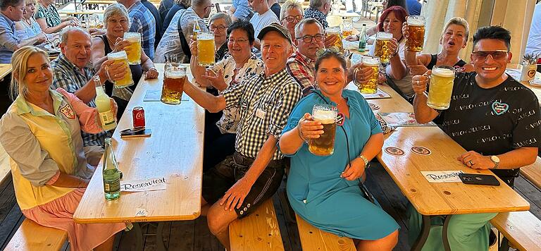 Und Prost! In der ersten Reihe mit dabei Tanja, Nadine (erste Reihe links) und Sandy Ferling (zweite Reihe rechts), Dieter Daus (erste Reihe links) und Matthias Mangiapane (erste Reihe rechts).