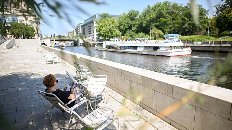 Hitze in Berlin       -  Wenn es draußen heiß ist, wirkt sich das mitunter auf die Gesundheit und das Wohlbefinden aus (Symbolfoto).