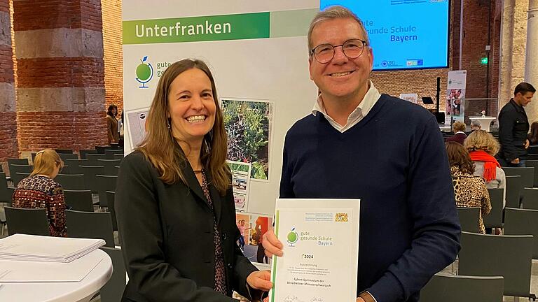 Die Koordinatorin für „Gute gesunde Schule“ in Unterfranken Petra Fackelmann (links) mit dem Mitarbeiter der Schulleitung Martin Pohl.