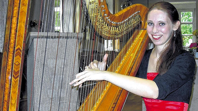 Konzert: Die Harfenistin Cornelia Schott aus Würzburg gab eine Kostprobe ihres Könnens in der Klosterkapelle Rödelmaier. Konzert: Die Harfenistin Cornelia Schott aus Würzburg gab eine Kostprobe ihres Könnens in der Klosterkapelle Rödelmaier.