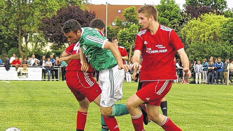 Ihm gelang der entscheidende Durchbruch: Daniel Bühner (Mitte) erzielte das Waldberger Siegtor. In dieser Situation können ihn die Eibstädter Pascal Hesselbach (links) und Tobias Mauer nur mit einem Foul stoppen. Ihm gelang der entscheidende Durchbruch: Daniel Bühner (Mitte) erzielte das Waldberger Siegtor. In dieser Situation können ihn die Eibstädter Pascal Hesselbach (links) und Tobias Mauer nur mit einem Foul stoppen.