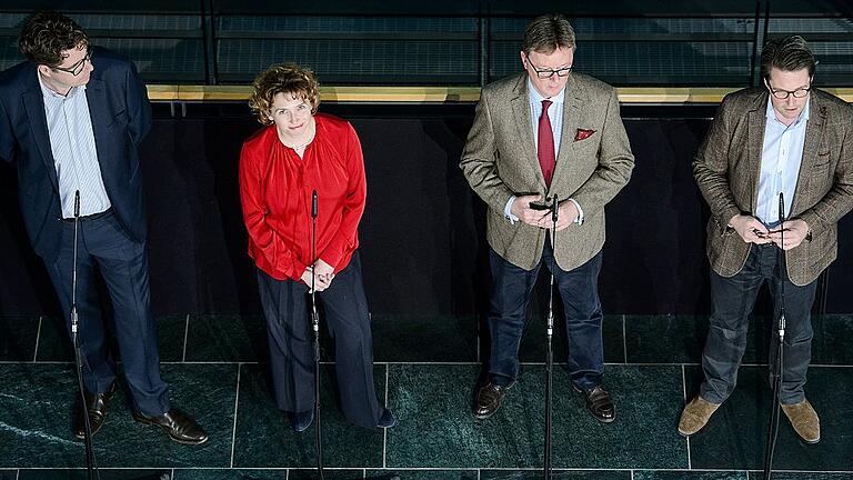 Fortsetzung der Sondierungsgespräche       -  Der politische Geschäftsführer der Grünen, Michael Kellner, die FDP-Generalsekretärin Nicola Beer, der parlamentarische Geschäftsführer der CDU, Michael Grosse-Brömer, und der CSU-Generalsekretär Andreas Scheuer (v. links) traten in einer Pause der Sondierungsgespräche vor die Presse.