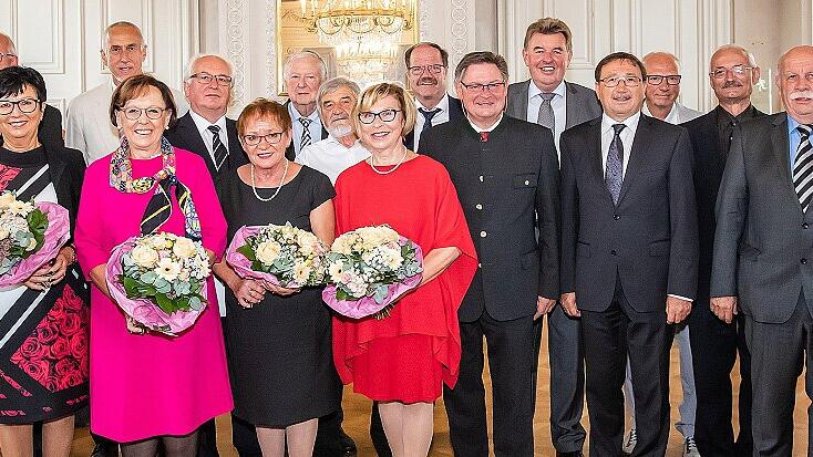 17 Unterfranken mit der Kommunalen Verdienstmedaille geehrt       -  Innen- und Kommunalstaatssekretär Gerhard Eck hat in Würzburg die Medaille in Silber und Bronze für besondere Verdienste um die kommunale Selbstverwaltung an 17 Persönlichkeiten des öffentlichen Lebens aus Unterfranken verliehen, teilt das bayerische Innenministerium mit. Mit der Kommunalen Verdienstmedaille in Silber wurden geehrt: Wolfgang Klietsch, ehemaliger zweiter Bürgermeister von Miltenberg, Marianne Krohnen, Erste Bürgermeisterin der Gemeinde Geiselbach und Mitglied des Kreistags Aschaffenburg, Karin Renner, Mitglied des Stadtrats Bad Kissingen, des Kreistags Bad Kissingen und des Bezirkstags Unterfranken, Marion Schäfer-Blake, dritte Bürgermeisterin von Würzburg, Mitglied des Bezirkstags Unterfranken und ehemaliges Mitglied des Kreistags Würzburg. Mit der Kommunalen Verdienstmedaille in Bronze wurden geehrt: Diethard Dittmar, Mitglied des Marktgemeinderats Maßbach, ehemaliger zweiter Bürgermeister des Marktes Maßbach und ehemaliges Mitglied des Kreistags Bad Kissingen, Reinhold Drack, zweiter Bürgermeister der Gemeinde Altertheim, Matthias Haber, zweiter Bürgermeister des Marktes Helmstadt, Hans-Georg Häfner, zweiter Bürgermeister von Eltmann, Friedel Heckenlauer, Erster Bürgermeister des Marktes Stadtlauringen und Mitglied des Kreistags Schweinfurt, Gudrun Heinrich, zweite Bürgermeisterin der Gemeinde Mespelbrunn, Wolfgang Küber, Erster Bürgermeister von Rieneck, Wolfgang Mann, ehemaliger Erster Bürgermeister des Marktes Winterhausen und ehemaliges Mitglied des Kreistags Würzburg, Richard Meißner, ehemaliges Mitglied des Gemeinderats Donnersdorf, Bernhard Rhein, Erster Bürgermeister der Gemeinde Gaukönigshofen und Mitglied des Kreistags Würzburg, Rolf Ringert, Mitglied des Stadtrats Alzenau und ehemaliges Mitglied des Kreistags Aschaffenburg, Otmar Schlereth, Mitglied des Stadtrats Eibelstadt, Harald Schneider, Mitglied des Stadtrats Karlstadt und des Kreistags Main-Spessart und ehemaliges Mitglied des Bezirkstags Unterfranken und des Bayerischen Landtags. Im Bild von links: Otmar Schlereth, Bernhard Rhein, Gudrun Heinrich, Wolfgang Mann, Karin Renner, Wolfgang Klietsch, Marion Schäfer-Blake, Rolf Ringert, Richard Meißner, Marianne Krohnen, Wolfgang Küber, Gerhard Eck, Harald Schneider, Friedel Heckenlauer, Diethard Dittmar, Matthias Haber, Hans-Georg Häfner, Reinhold Drack.