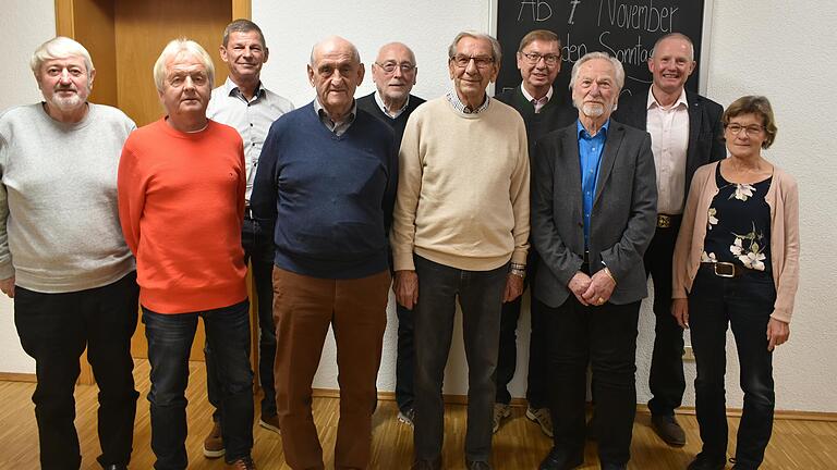 Sie wurden für 40, 50 beziehungsweise 60 Jahre Treue zum TSV geehrt: Kurt Hüllmantel (von links), Bernd Nöth, Dieter Baumeister, Reinhold Schäfer, Max Beck, Josef Kantner, Edgar Zeiß, Peter Jessenberger, Vorsitzender Jürgen Maul und Paula Franz.