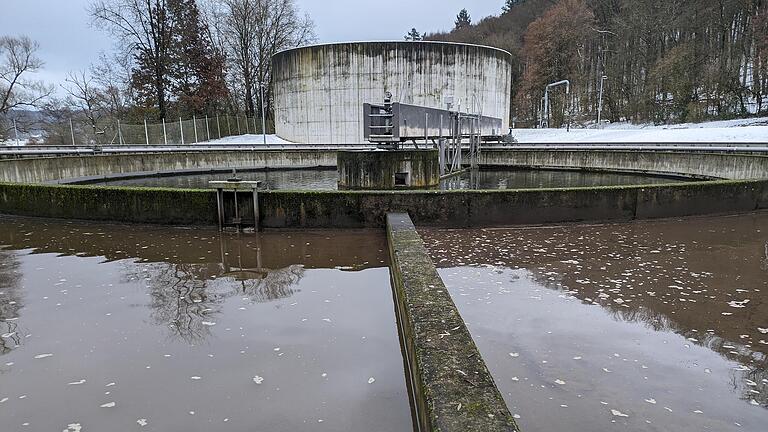 Der Schlamm wird mit dem Wasser vermischt.       -  Der Schlamm wird mit dem Wasser vermischt.