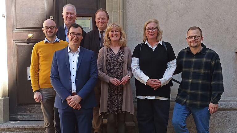 Sie laden zum Besuch der Schloss-Greifenstein-Ausstellung ein: (von links) Christoph Joa (Dienstleistungszentrum der Bundeswehr Hammelburg), Jens Martin (Staatsarchiv Würzburg), Alexander Wolz (Staatsarchiv Würzburg), Axel Metz (Stadtarchiv Würzburg), Elli Böck (Museum Herrenmühle Hammelburg), Petra Tiblas und Léon Homeyer (Agentur Eydos). Sie laden zum Besuch der Schloss-Greifenstein-Ausstellung ein: (von links) Christoph Joa (Dienstleistungszentrum der Bundeswehr Hammelburg), Jens Martin (Staatsarchiv Würzburg), Alexander Wolz (Staatsarchiv Würzburg), Axel Metz (Stadtarchiv Würzburg), Elli Böck (Museum Herrenmühle Hammelburg), Petra Tiblas und Léon Homeyer (Agentur Eydos).