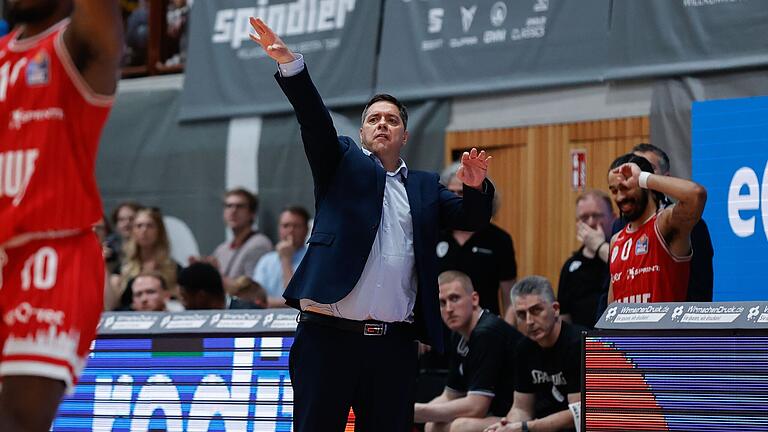 Head-Coach Sasa Filipovski (Würzburg Baskets) hofft auf einen Sieg seiner Mannschaft gegen die Telekom Baskets Bonn - die Baskets hätten damit einen Platz in den Play-offs sicher. Head-Coach Sasa Filipovski (Würzburg Baskets) hofft auf einen Sieg seiner Mannschaft gegen die Telekom Baskets Bonn - die Baskets hätten damit einen Platz in den Play-offs sicher.