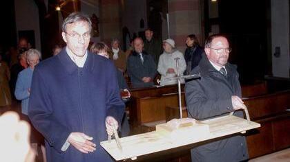 Die Pfarrer Gerhard Roth und - Die Pfarrer Gerhard Roth und Josef Treutlein bringen das Nagelkreuz in die Marienkapelle. Die Pfarrer Gerhard Roth und - Die Pfarrer Gerhard Roth und Josef Treutlein bringen das Nagelkreuz in die Marienkapelle.