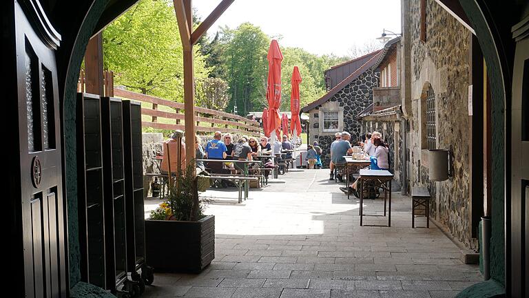 Seit Montag sind die Türen für Teile der Gastronomie am Kreuzberg wieder offen.