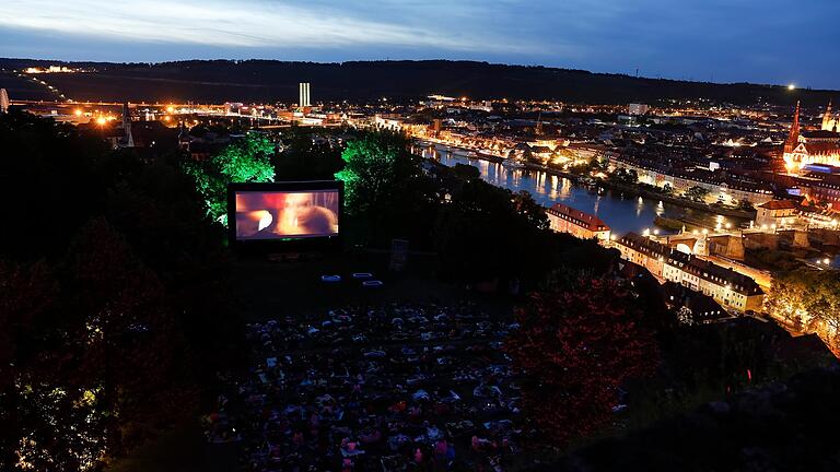 Filme schauen mit Blick über die ganze Stadt: Ende Juni bis Mitte Juli findet wieder das Festungsflimmern statt (Archivfoto). Filme schauen mit Blick über die ganze Stadt: Ende Juni bis Mitte Juli findet wieder das Festungsflimmern statt (Archivfoto). 