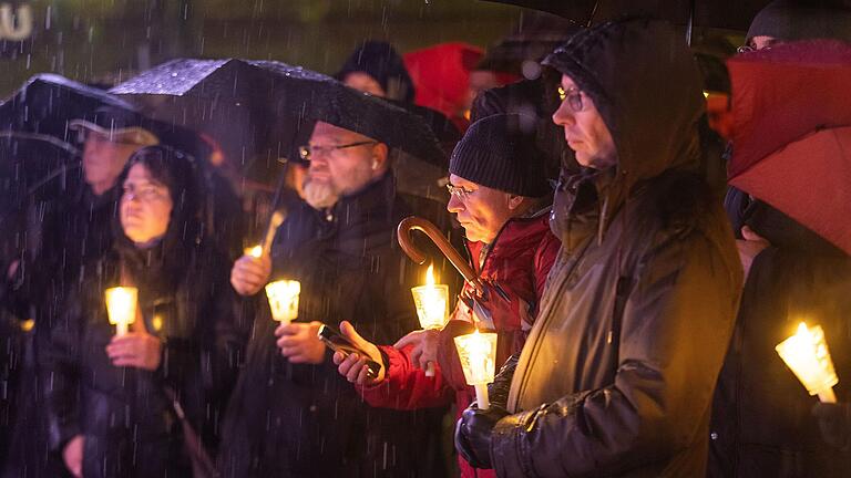 Trotz Kälte und Schneeregen nahmen rund 200 Menschen am Schweigemarsch zum Gedenken an den Beginn der Deportationen in Würzburg vor 82 Jahren teil. Trotz Kälte und Schneeregen nahmen rund 200 Menschen am Schweigemarsch zum Gedenken an den Beginn der Deportationen in Würzburg vor 82 Jahren teil.