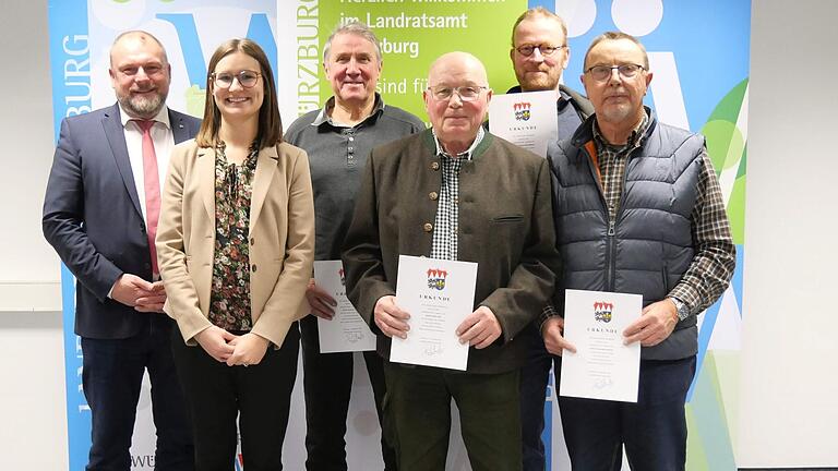 Landrat Thomas Eberth (von links) und die Leiterin des Umweltamts am Landratsamt Würzburg, Edith Schulz, freuen sich über fortlaufendes Engagement für den Naturschutz: Die Naturschutzwächter Heinz Rittinger, Josef Lurz, Harald Biedermann und Karlheinz Hornung bleiben für eine weitere Amtszeit von drei Jahren Naturschutzwächter des Landkreises Würzburg.