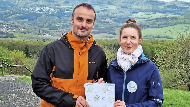 Ab sofort erhalten Wanderer und Gäste in der Tourist-Info einen Gipfelpass. Auf vorerst sechs Bergspitzen gibt es eine Stempelstelle, wie Patrick Bauer, 2. Bürgermeister, und Laura Rösch, Leitung Stadtmarketing und Tourist-Information, zeigen.       -  Ab sofort erhalten Wanderer und Gäste in der Tourist-Info einen Gipfelpass. Auf vorerst sechs Bergspitzen gibt es eine Stempelstelle, wie Patrick Bauer, 2. Bürgermeister, und Laura Rösch, Leitung Stadtmarketing und Tourist-Information, zeigen.
