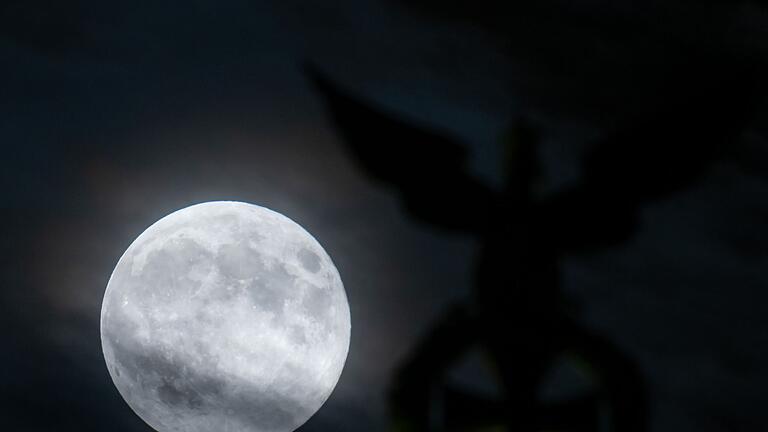 Der Mond       -  Zuletzt waren 1972 im Rahmen der &bdquo;Apollo&rdquo;-Missionen der Nasa Menschen auf dem Mond. (Archivbild)