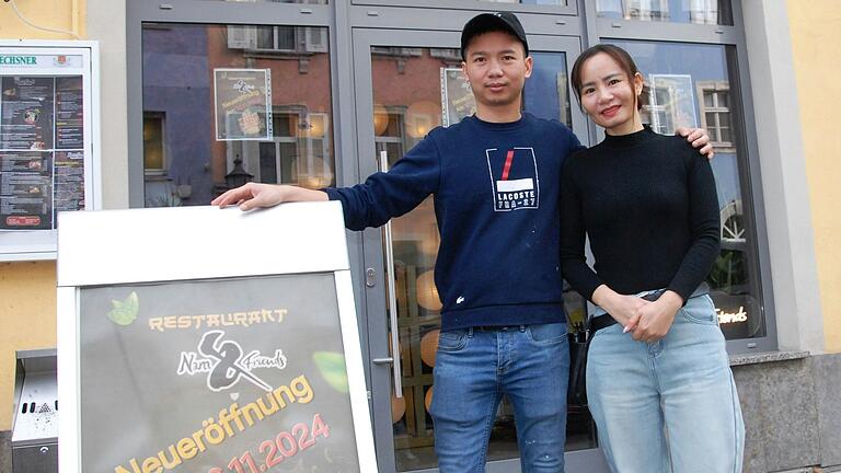 Sy Long Nguyen (links) und seine Schwester Dong vor ihrem neuen Restaurant am Falterturm. Sy Long Nguyen (links) und seine Schwester Dong vor ihrem neuen Restaurant am Falterturm.